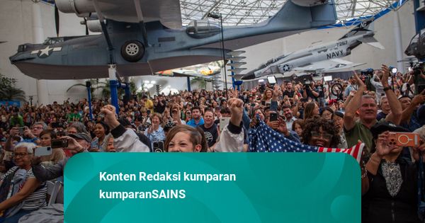 Foto: Warga AS Sambut Kembalinya 4 Astronaut Artemis II ke Bumi