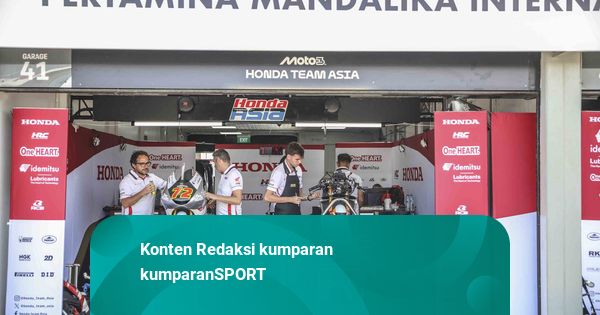 Foto: Antusiasme Penggemar di Pit Lane Walk MotoGP Mandalika 2025