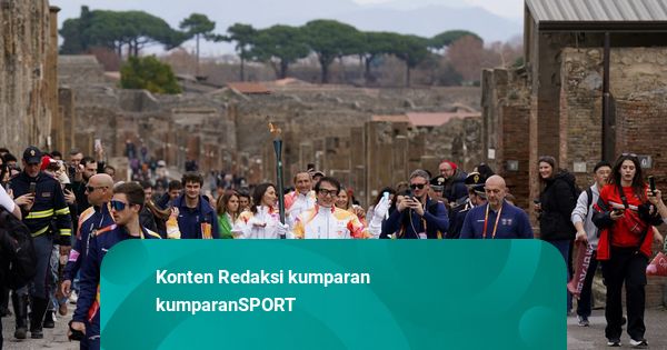 Jackie Chan Bawa Obor Olimpiade Musim Dingin ke Kota Kuno Pompeii