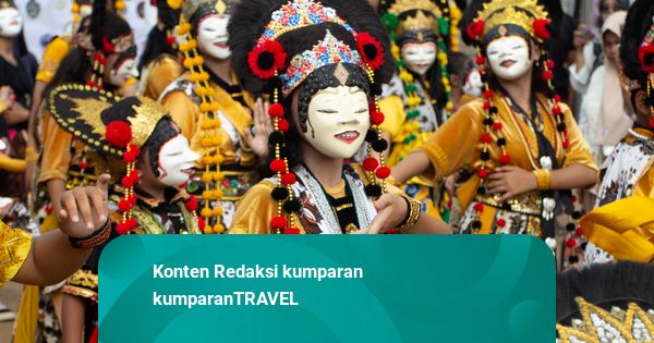 Foto: Ratusan Penari Topeng Meriahkan Tradisi Panen Padi di Cirebon