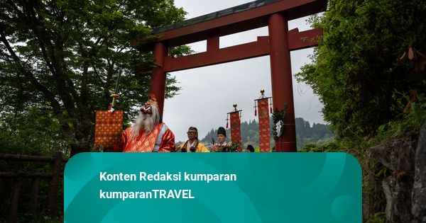 Foto: Ratusan Umat Ikuti Prosesi Sakral Matahari Terbit di Jepang