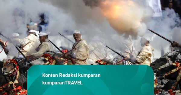 Foto: Aksi Memukau Kelompok Penunggang Kuda Bersenapan di Maroko
