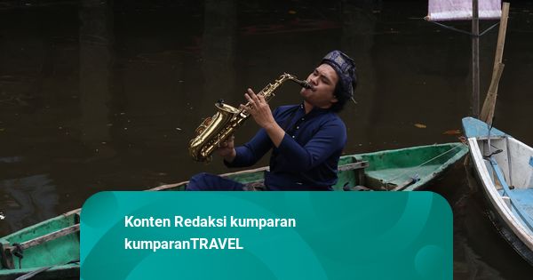 Foto: Ingin Angkat Identitas Kota Pontianak, Seniman Gelar Tanjidor di Sungai