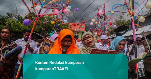 Foto: Warga Pulau Bacan Keliling Bareng Hewan Kurban Sebelum Disembelih