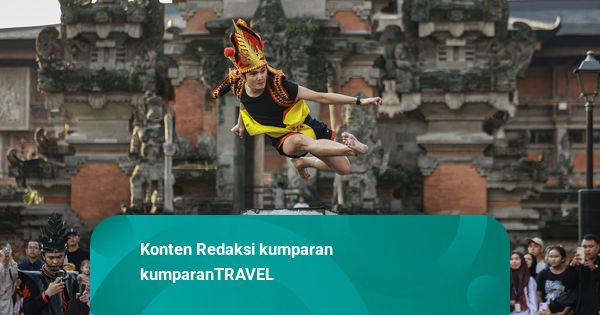 Foto: Pesona Budaya Nias Hadir Lewat Atraksi Lompat Batu di TMII
