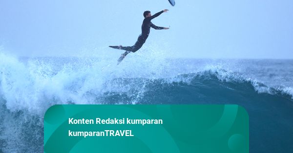 Foto: Ombak Raksasa 6 Meter Tantang Adrenalin Peselancar di Newport Beach