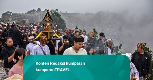 Foto: Melihat Upacara Adat Ngertakeun Bumi Lamba di Gunung Tangkuban Perahu