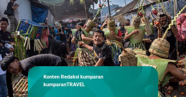 Foto: Perang Tomat di Lembang Jadi Simbol Buang Sial dan Sambut Harapan Baru
