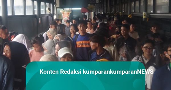 Antusias Warga Jakarta Memadati Stasiun Juanda untuk Saksikan Puncak Perayaan HUT Bhayangkara ke-79 di Monas