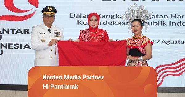 Unik, Warga Kapuas Hulu Buat Bendera Merah putih dari Kain Tenun