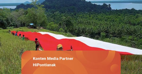 Rumah Zakat Kalbar Bentangkan Merah Putih di Bukit Lalang