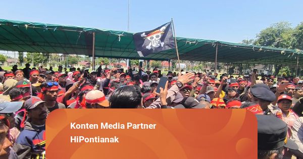 Massa Kibarkan Bendera One Piece Saat Demo di Kantor Bupati Mempawah