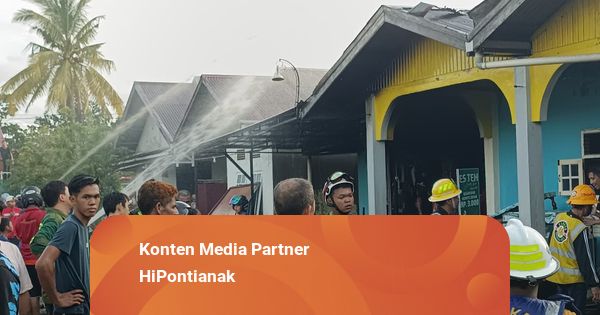 Rumah Warga di Jalan Suwignyo Pontianak Dilalap Si Jago Merah, Hangus 70 Persen