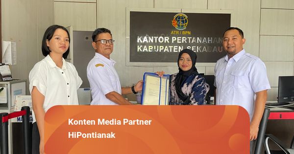 Kantor Pertanahan Sekadau Serahkan 300 Sertifikat PTSL Desa Engkersik
