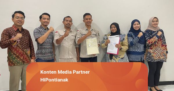 Kantor Pertanahan Sekadau Serahkan 150 Sertifikat PTSL Desa Ensalang