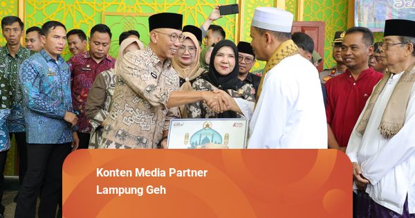 Gubernur Lampung Serahkan Sapi Kurban Presiden Prabowo Jenis Simmental 1.058 Kg