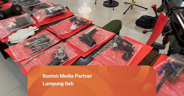 Penampakan BB di Penggerebekan Home Industri Pembuatan Senpi Ilegal di Lampung