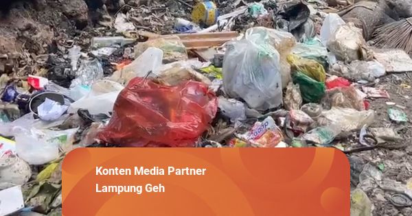 Warga Resah, Tumpukan Sampah di Samping Kampus UIN RIL Tak Kunjung Dibersihkan