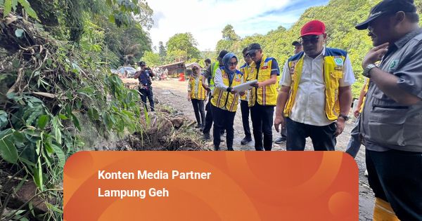 Jalan Lintas Liwa-Krui Lampung Barat Ambruk Akibat Longsor