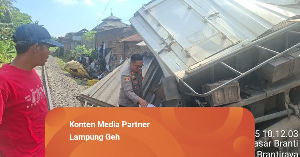 Mobil Box Tertabrak Kereta Babaranjang di Lampung Selatan, Pengemudi Luka Berat