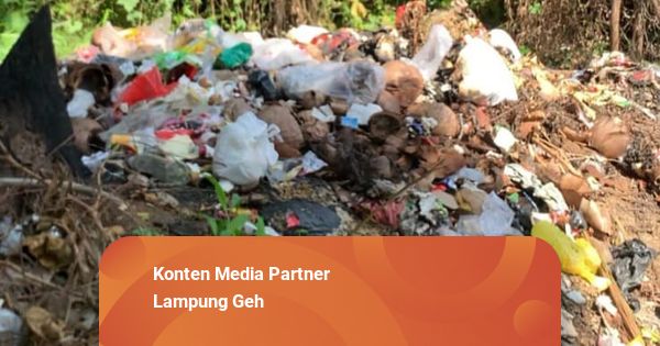 Warga Keluhkan Bau Menyengat Akibat Tumpukan Sampah di Bandar Lampung