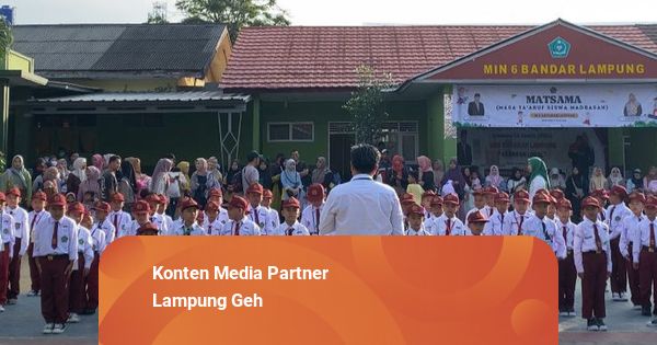 Hari Pertama Sekolah, Wali Murid di Bandar Lampung Antusias Dampingi AnakLampung