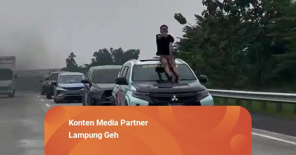 Beredar Pria Asik 'Joget Prau' di Atas Kap Mobil di Jalan Tol Lampung