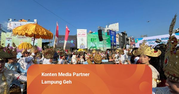 Ribuan Peserta Meriahkan Pawai Tari Ngigel HUT ke-343 Bandar Lampung