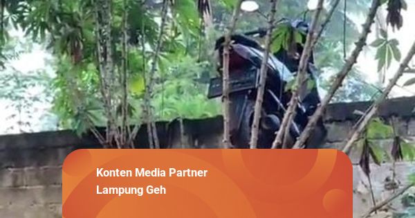 Motor Tersangkut di Atas Tembok Rumah di Lampung Timur, Diduga Hendak Dicuri