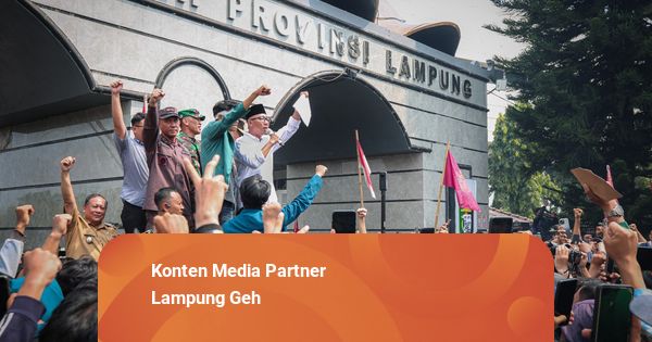 Naik Mobil Komando, Gubernur Mirza Bacakan Surat Pernyataan Tuntutan Aksi