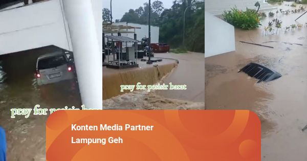 Banjir Bandang Terjang Pemkab Pesisir Barat Sejumlah Kendaraan Terendam