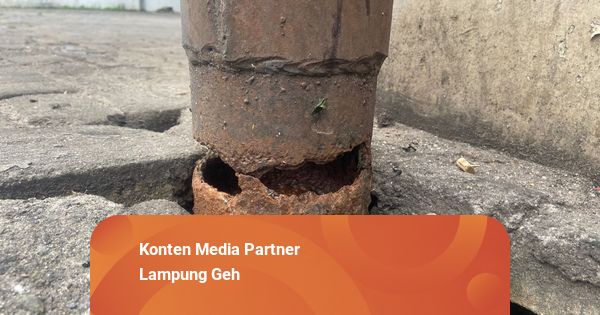 Tiang Besi Diduga Milik Telekomunikasi di Bandar Lampung Alami Korosi Parah