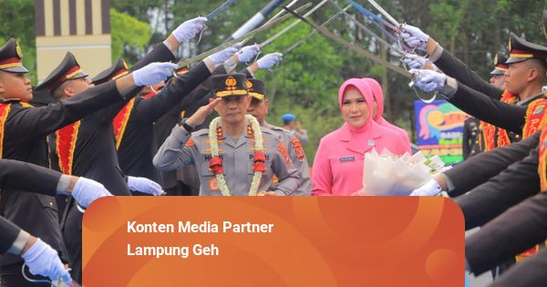 Irjen Pol Helfi Resmi Jadi Kapolda Lampung, Disambut Tradisi Prosesi Pedang Pora