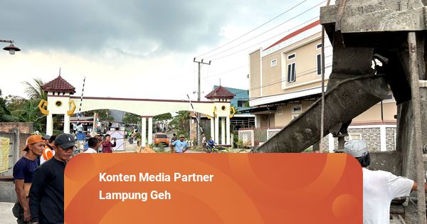 Warga Perumahan Pemda Lampung Cor Jalan Rusak Pakai Dana Swadaya