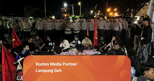 Tolak Soeharto Jadi Pahlawan, Mahasiswa Lampung Bertahan di DPRD hingga Malam