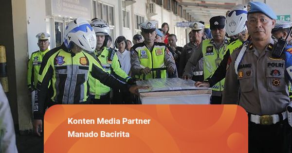 Gunakan Pakaian Putih, Keluarga Jemput Jenazah Brigadir Ridhal di Kargo ...