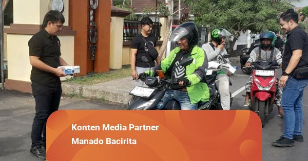Polisi di Manado Bagikan Makanan Kotak untuk Pengemudi Ojol