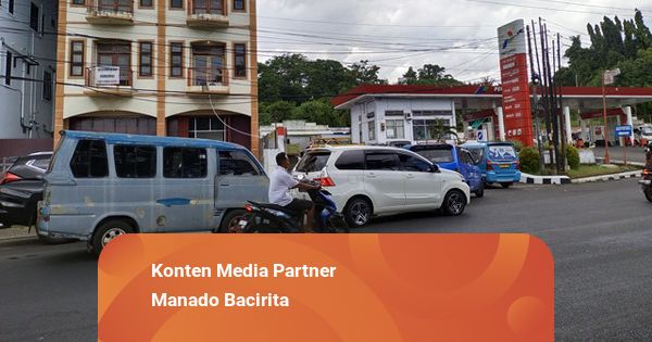 Antrean Panjang Pembelian Pertalite Terjadi di SPBU Manado Jelang Natal