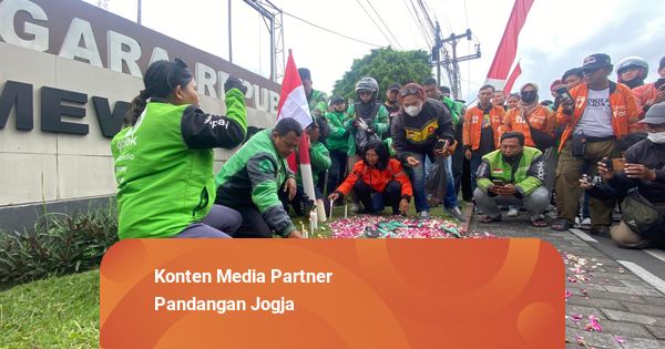 Foto: Aksi Solidaritas Driver Ojol di Jogja untuk Affan Kurniawan