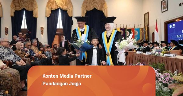 Pasangan Suami Istri Ini Dikukuhkan Bersama jadi Guru Besar UGM