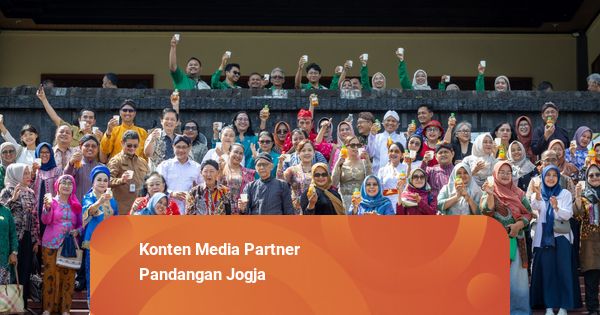 Peringati Hari Jamu Nasional, 300 Orang Minum Jamu Serentak di UGM
