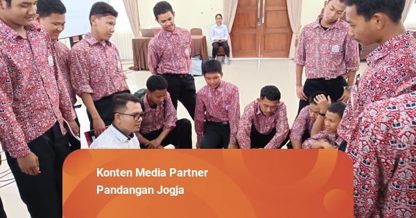 Mereka yang Menjadi Orang Tua Kedua bagi Siswa Sekolah Rakyat