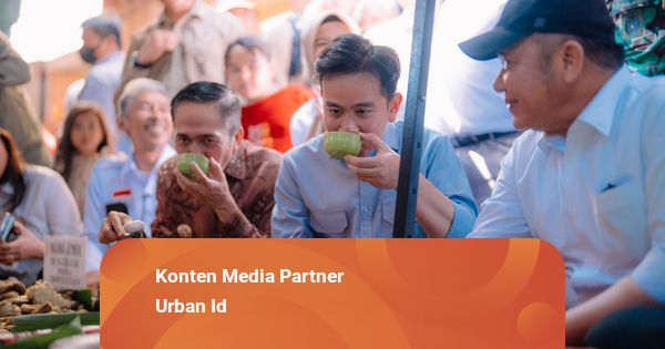 Blusukan ke Pasar 16 Ilir, Wapres Gibran "Ngirup" Cuko Pempek Tumpah