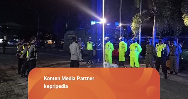 Polisi Turunkan Rantis AWC, Disinfeksi COVID-19 Pasar Puan Maimun ...