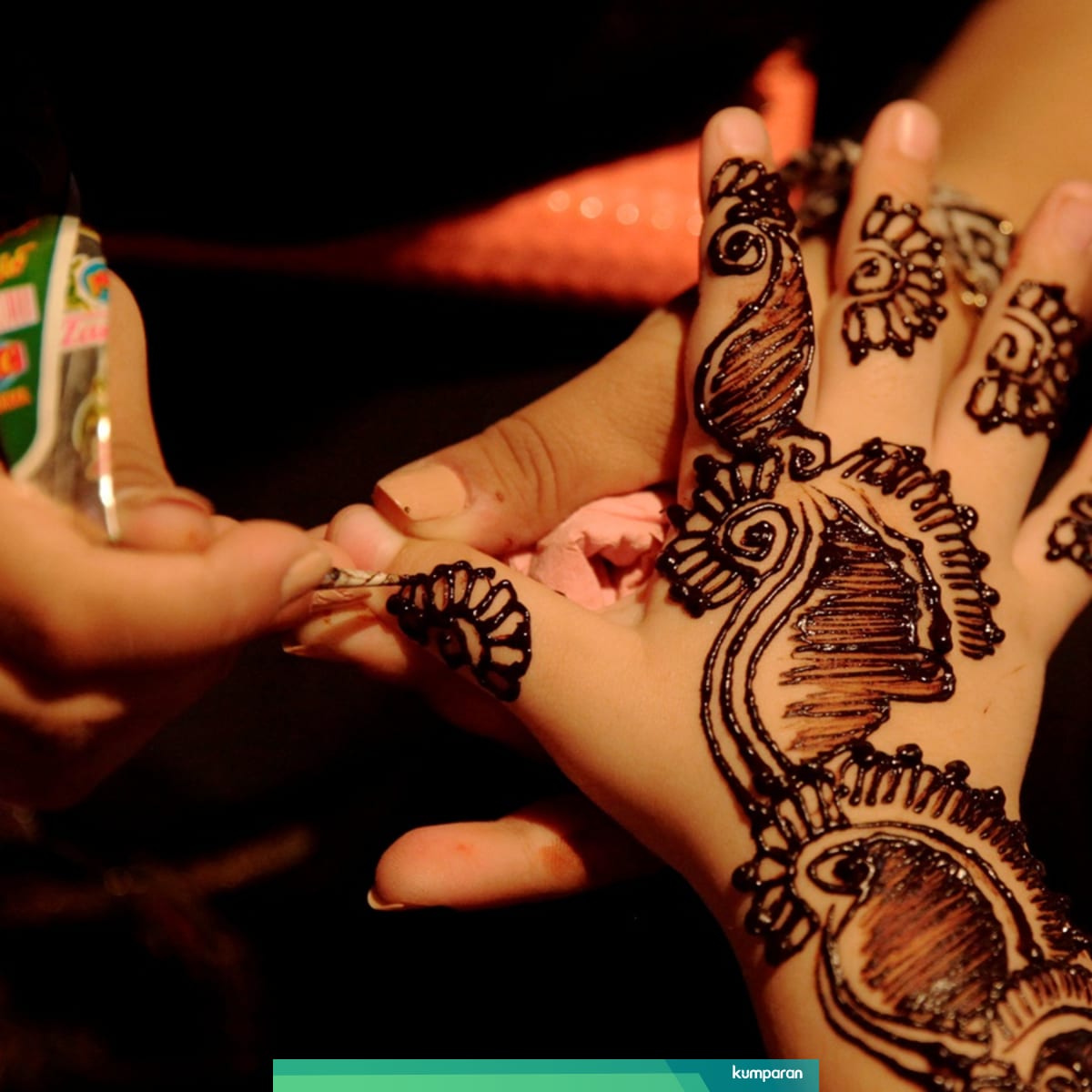 Henna Tradisi Sambut Idul Fitri Yang Dilakukan Perempuan Muslim Timur Tengah Kumparan Com