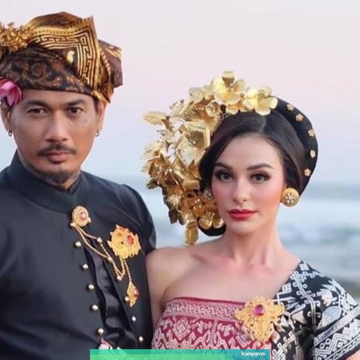 Momen Mesra Jerinx Sid Dan Nora Alexandra Melepas Rindu Di Mobil Tahanan Kumparan Com