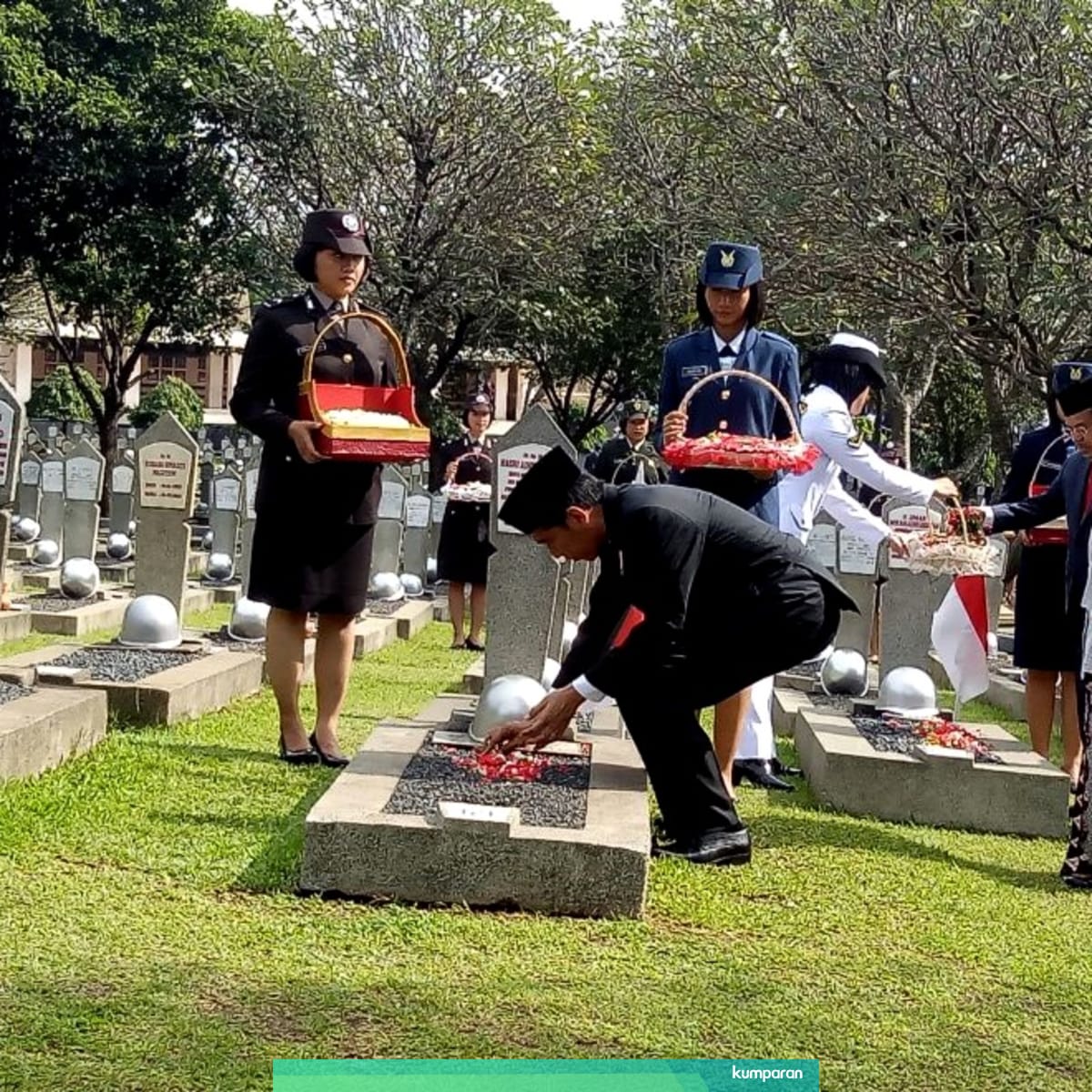 Jokowi Tabur Bunga Di Makam Pahlawan Revolusi Hingga Ainun Habibie Kumparan Com