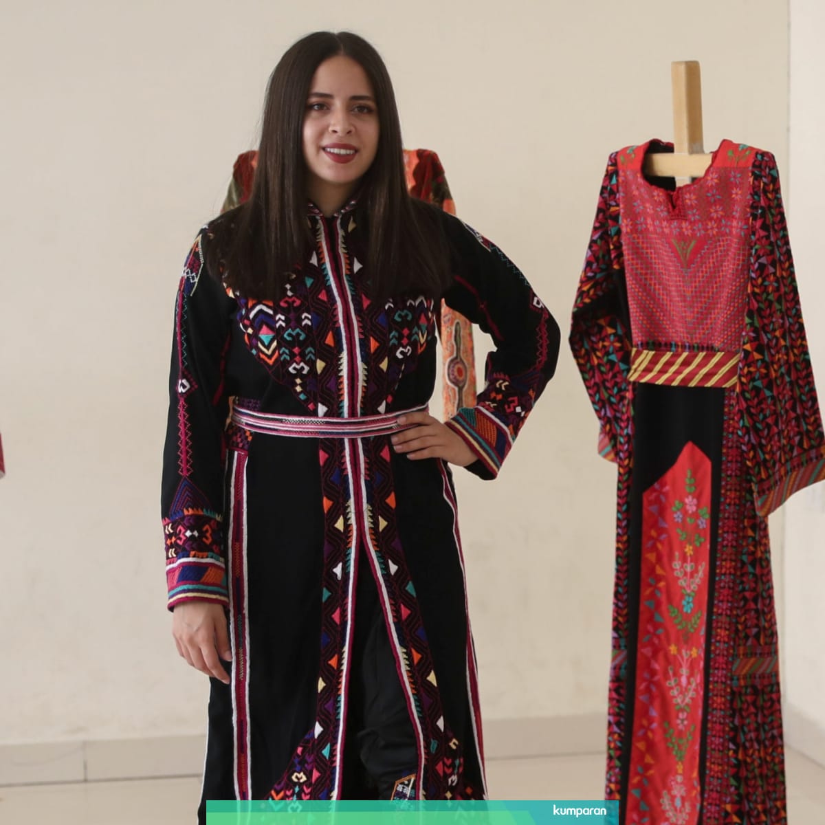 Foto Pakaian Tradisional Karya Pengungsi Palestina Dipamerkan Di