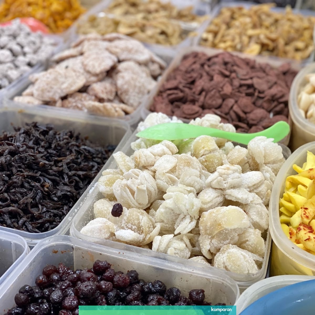 Kue Kering Hingga Spiku Yuk Berburu Oleh Oleh Di Pasar Atom Surabaya Kumparan Com