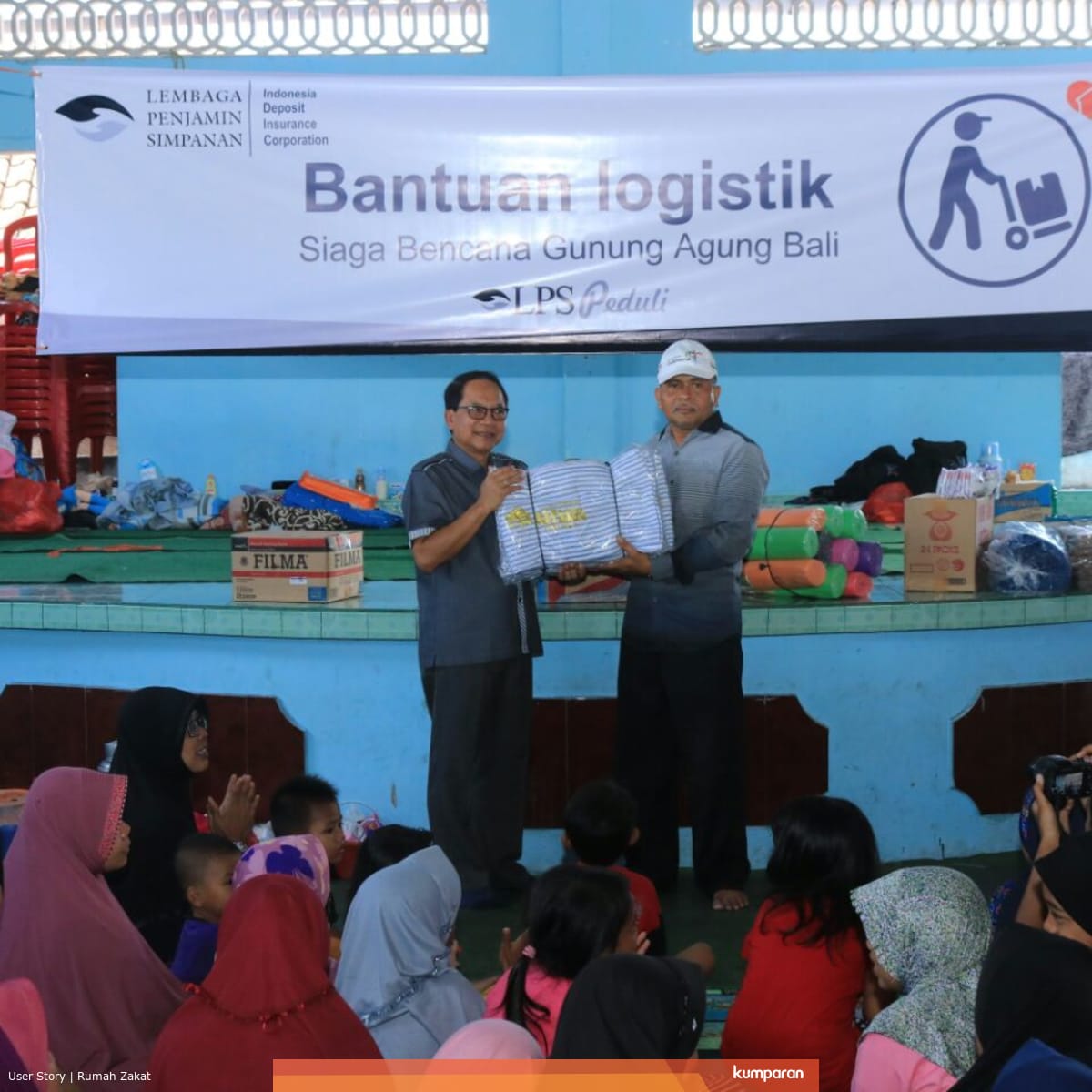 Bantuan Logistik Mulai Berdatangan Untuk Para Pengungsi Gunung Agung Kumparan Com